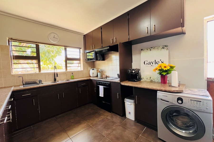 To Let 4 Bedroom Property for Rent in Goodwood Estate Western Cape